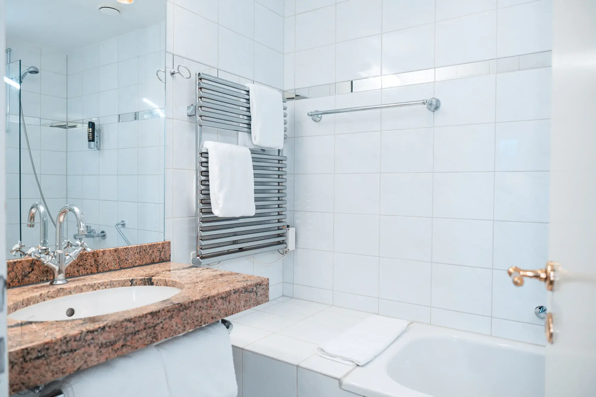 Bad mit Marmor-Waschtisch und Badewanne