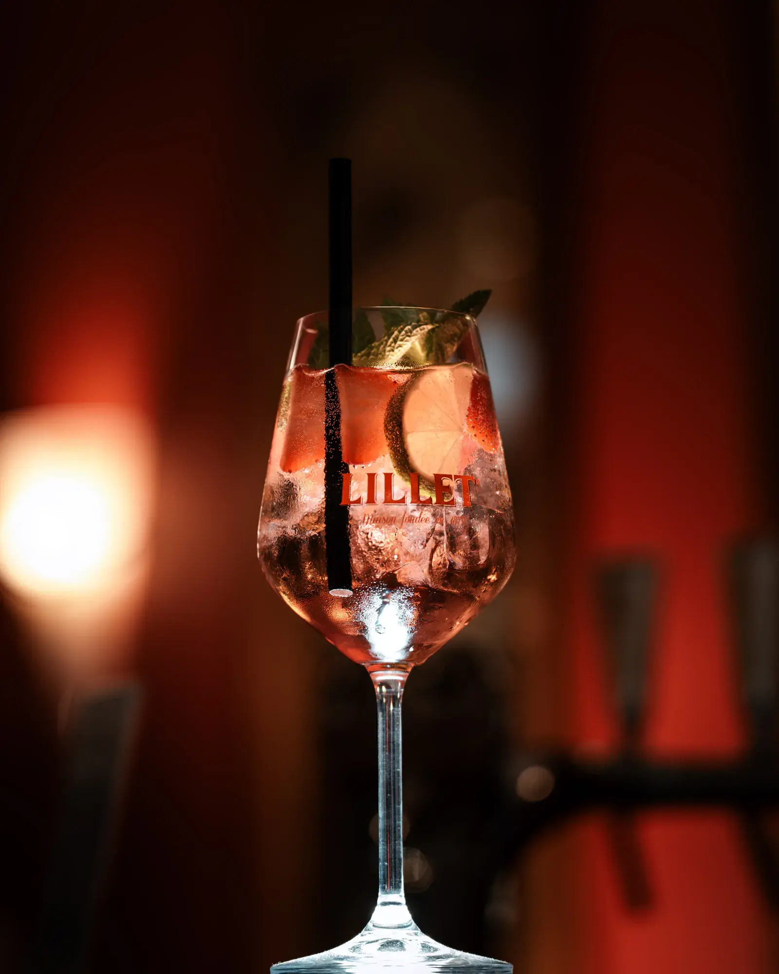 Aperitif im Glas mit Zitrone