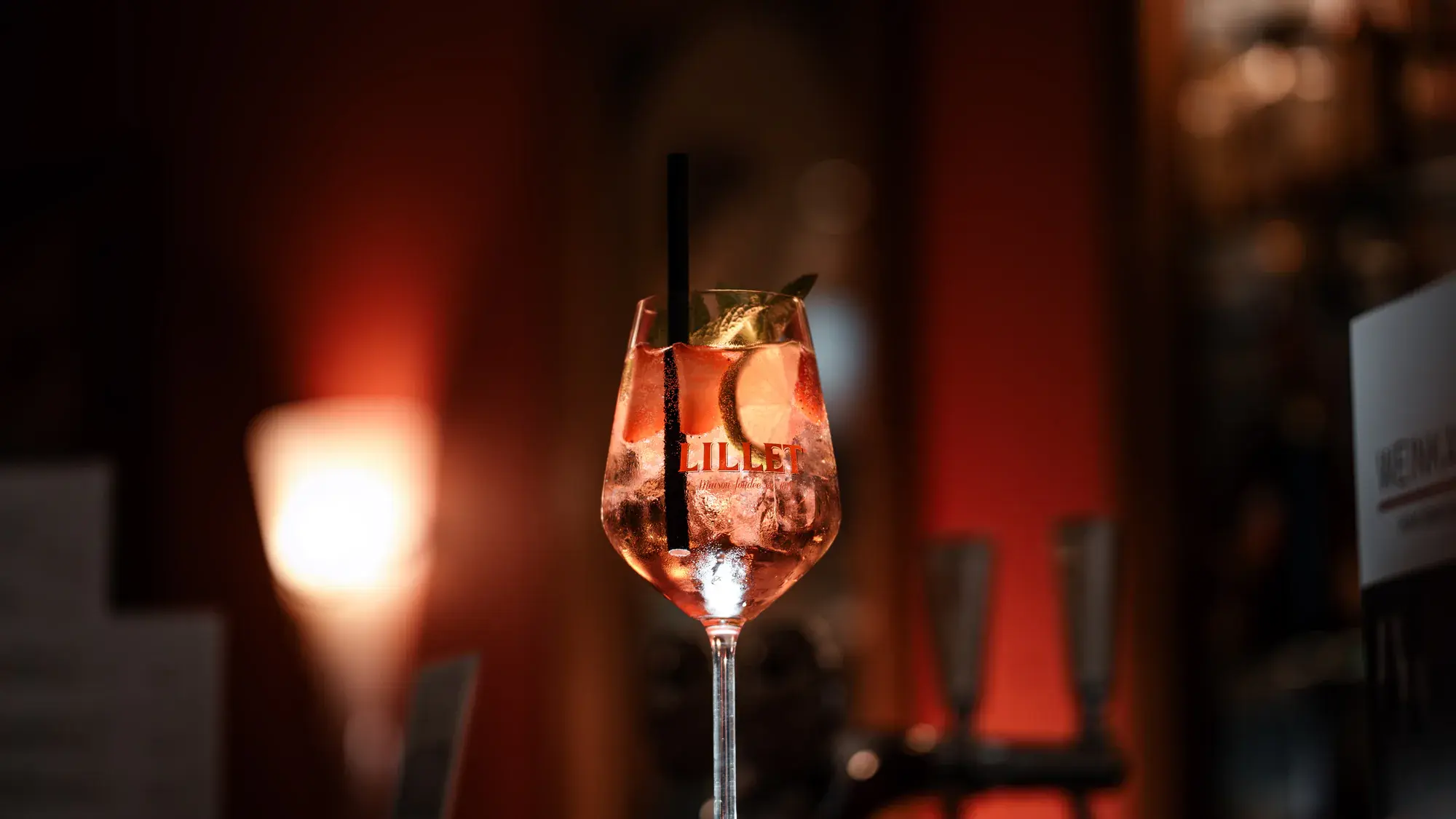 Aperitif-Cocktail an der Bar