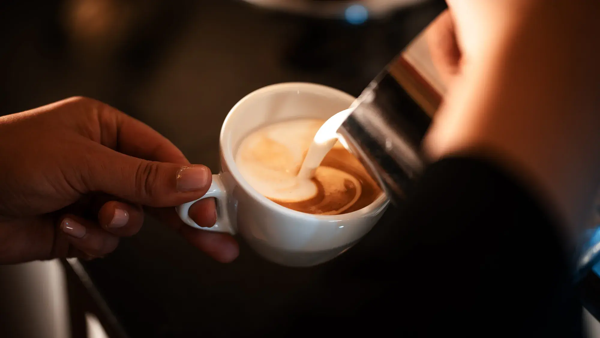 Barista giesst Latte Art
