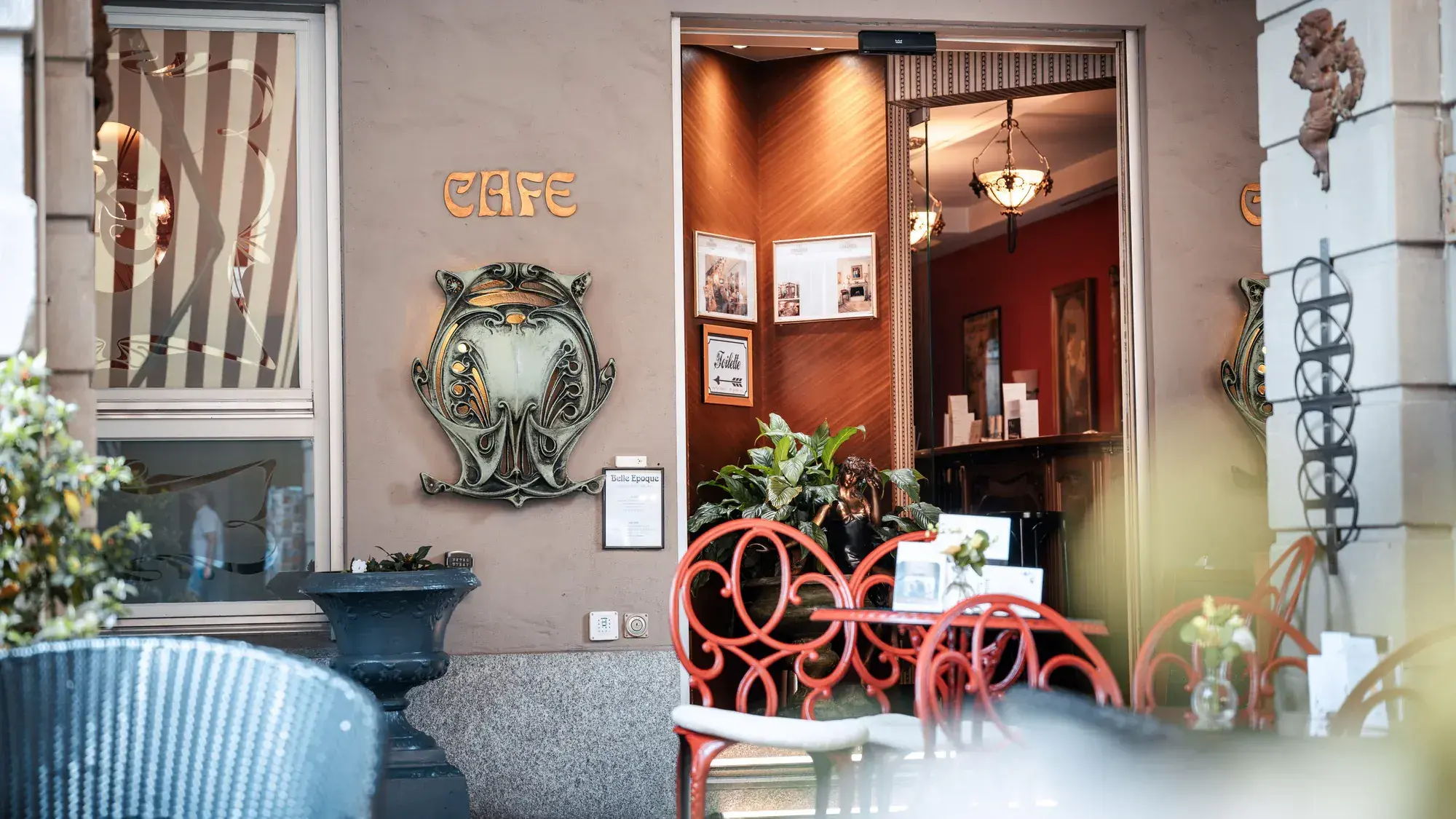 Café-Eingang mit Jugendstil-Ornament