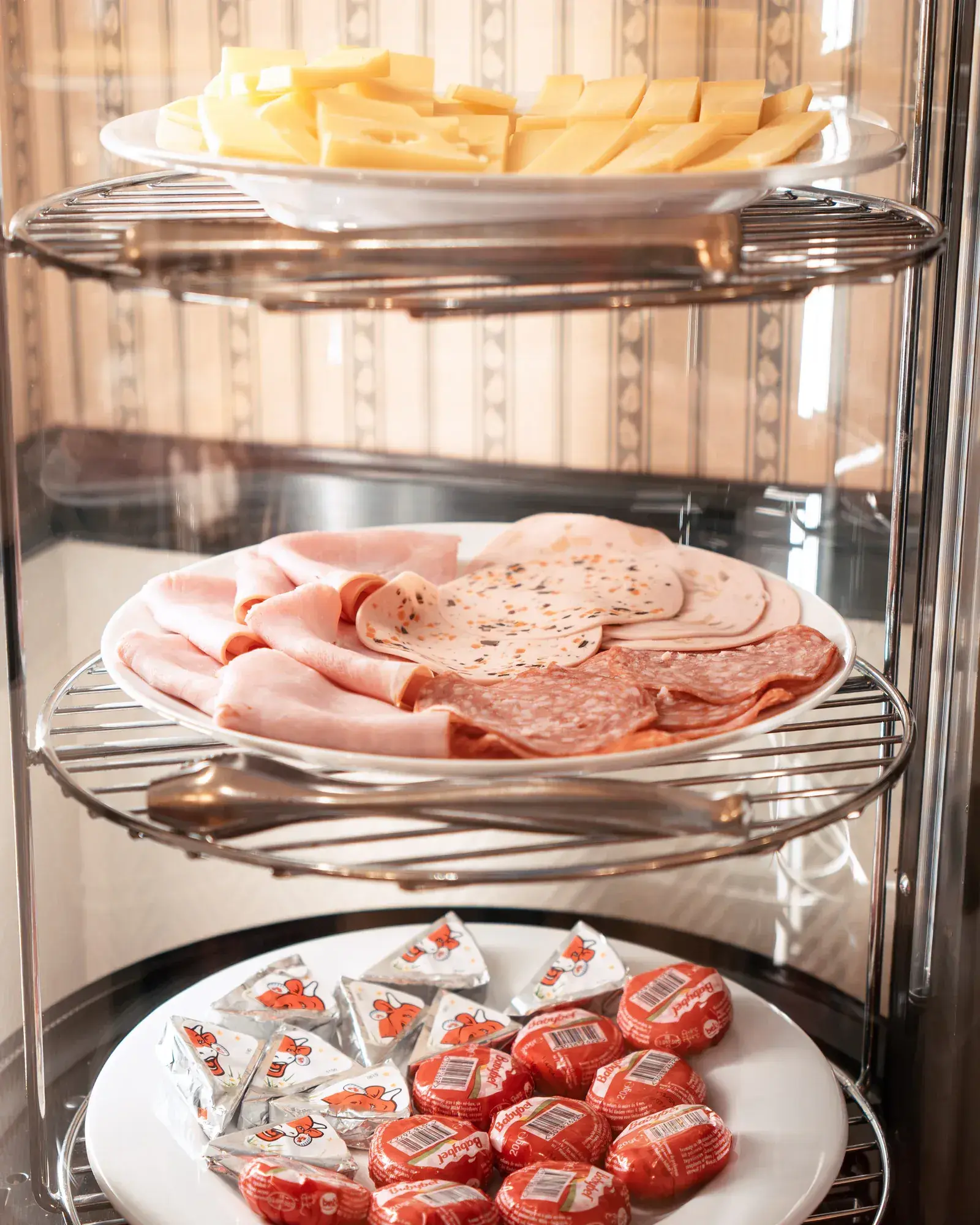 Etagere mit Käse und Aufschnitt