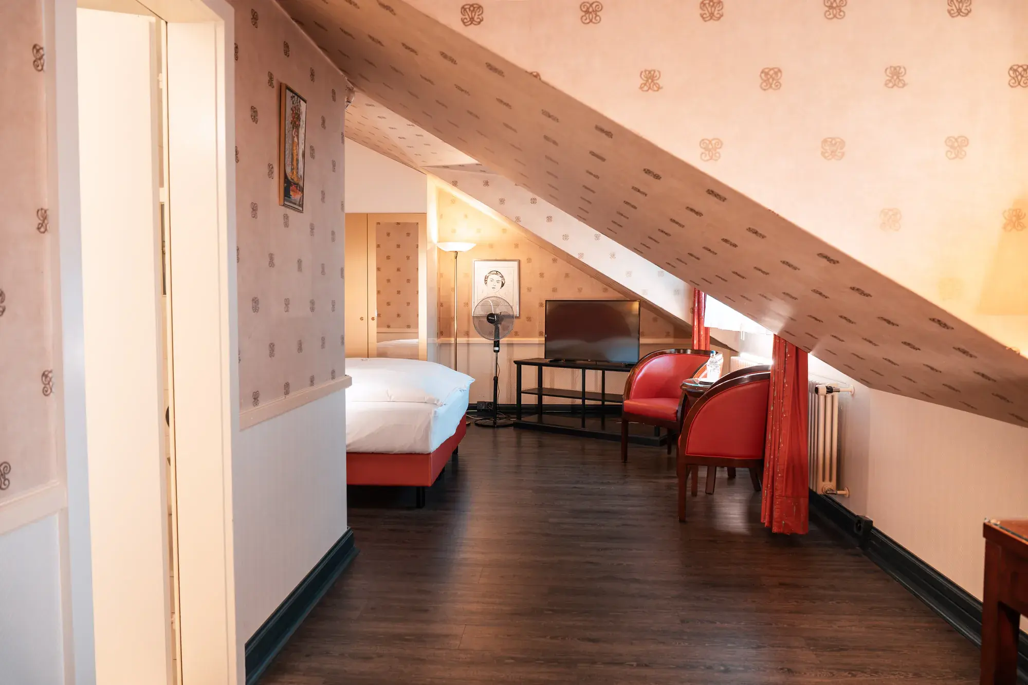 Habitación abuhardillada con zona de estar