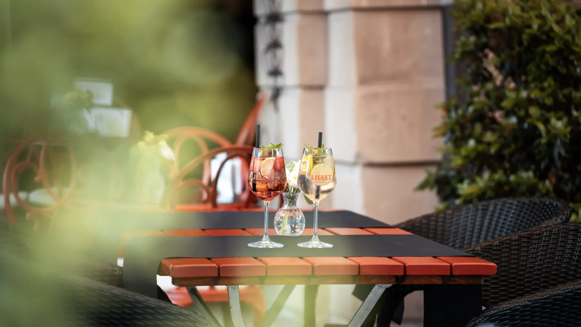 Copas de aperitivo en la terraza a la luz del atardecer
