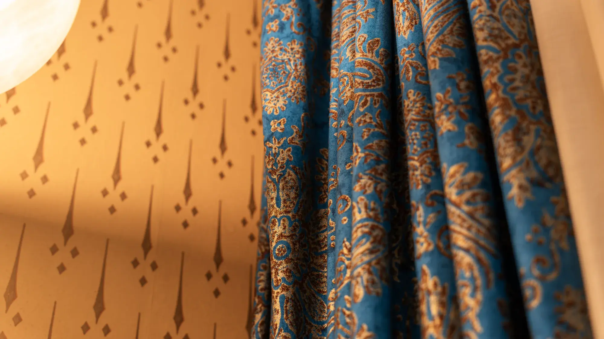 Blauer Paisley-Vorhang