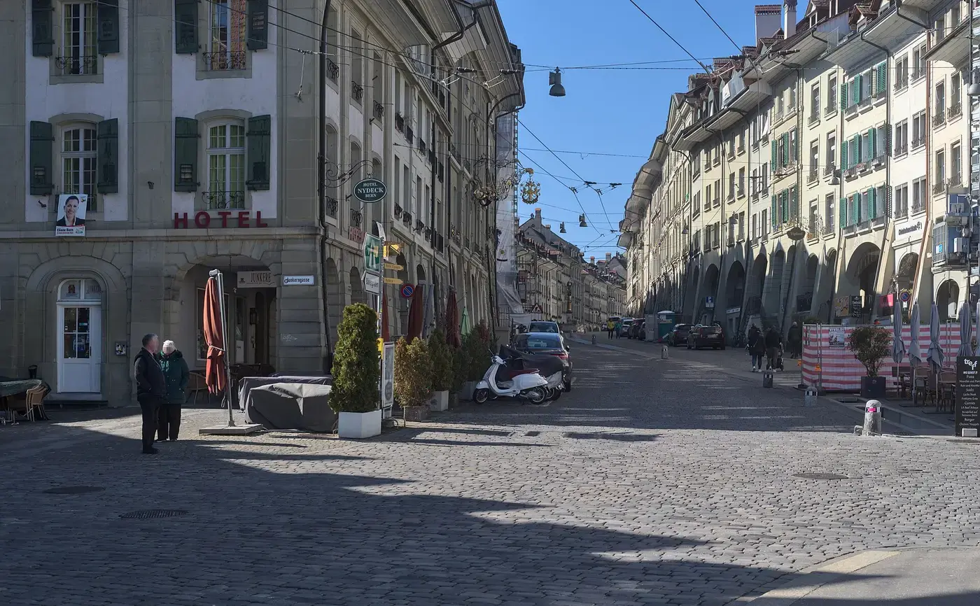 Gerechtigkeitsgasse mit Restaurants in der Berner Altstadt