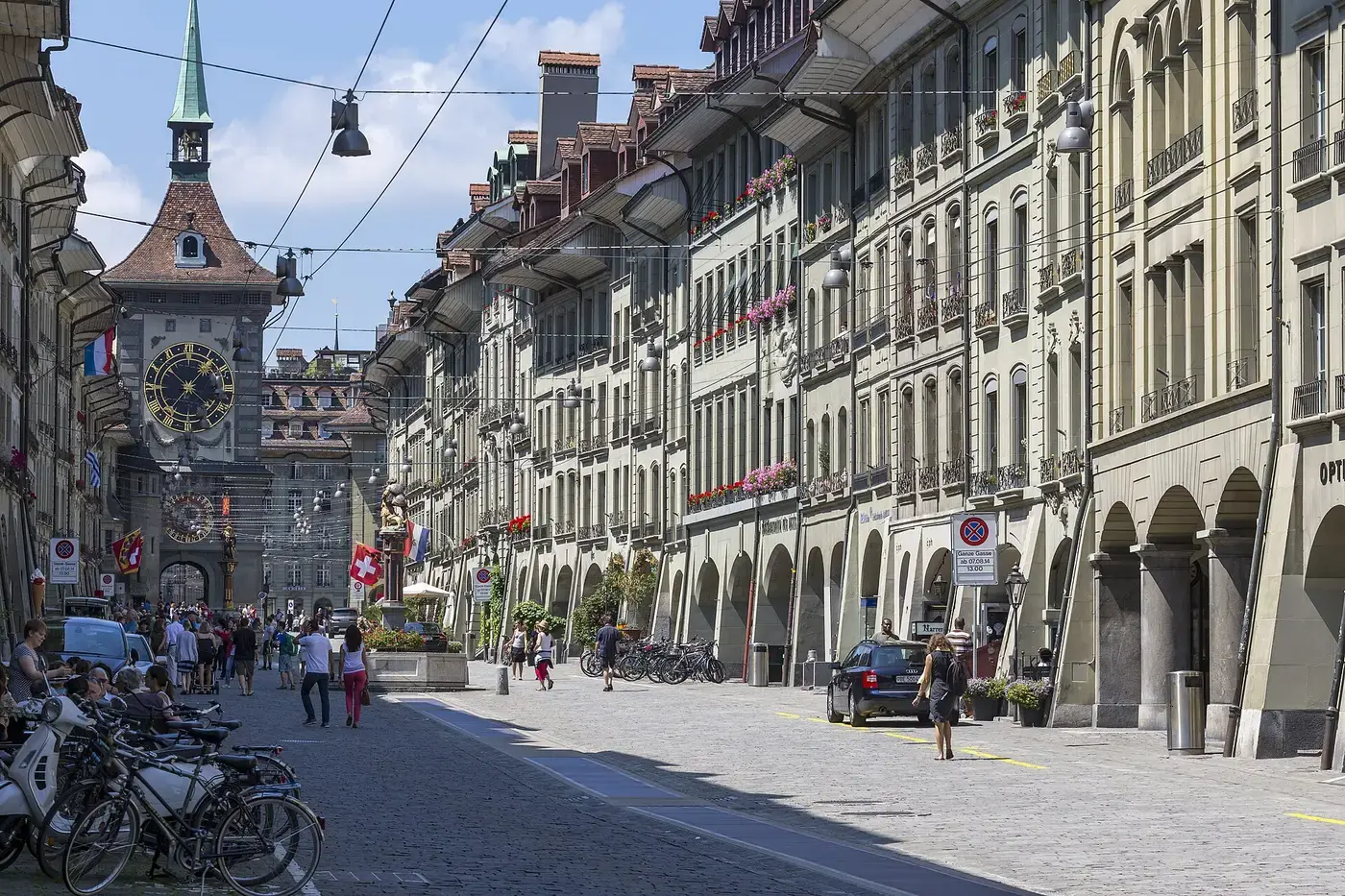 Kramgasse mit Lauben und Zytglogge in der Berner Altstadt
