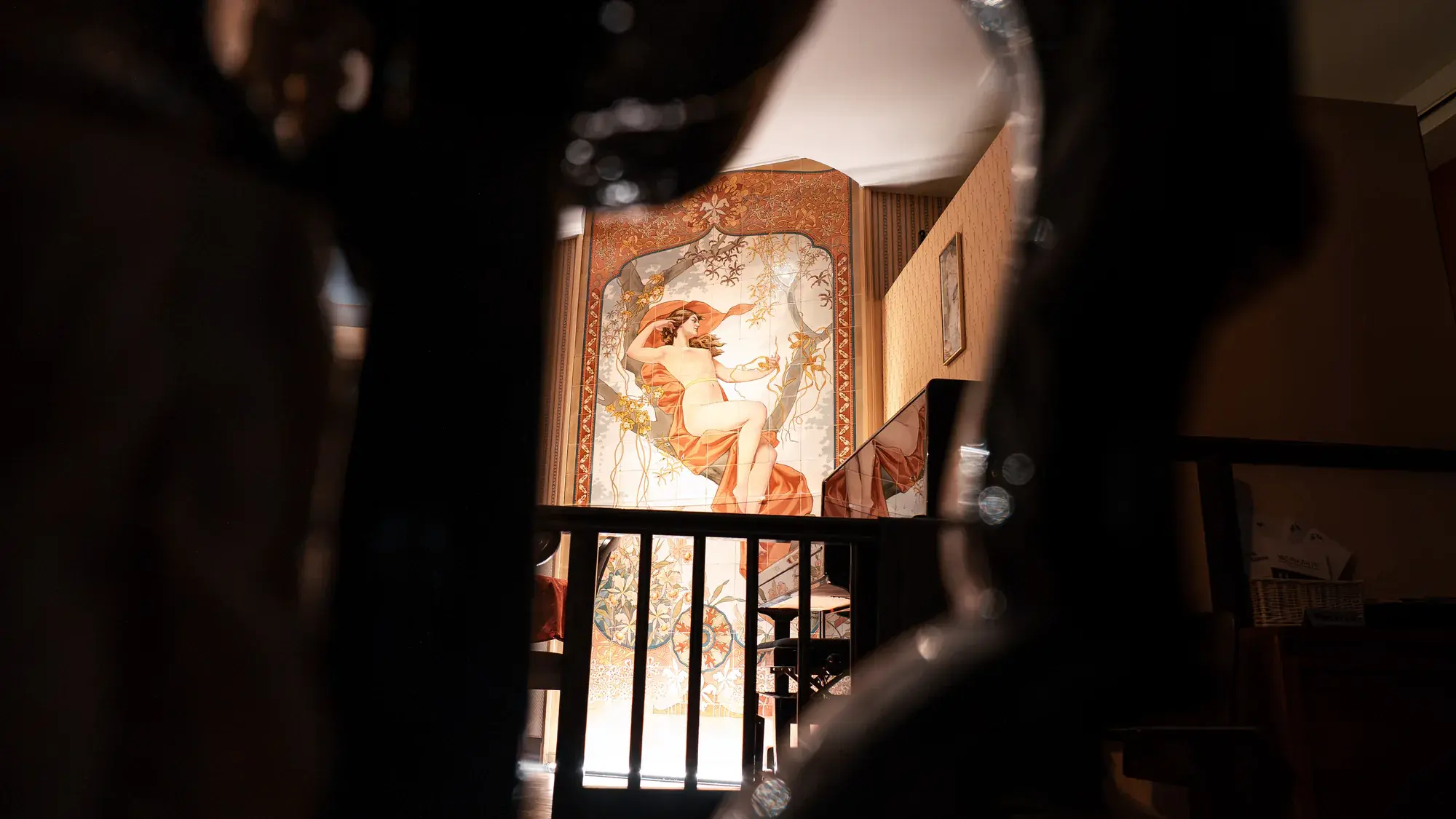 Bar mit Mucha-Mosaik